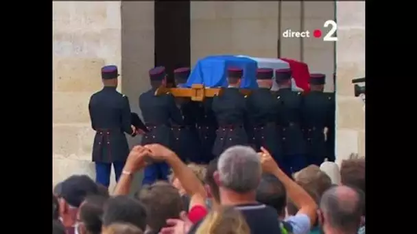 VIDEO – Hommage à Jean-Paul Belmondo : son cercueil applaudi à sa sortie des...