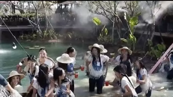 Des candidates Miss tombent à l'eau après l'effrondrement d'un pont...