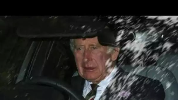 Le prince Charles coupe la silhouette solitaire sans la reine au service religieux du dimanche de Ba