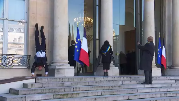 Un militaire fait le poirier...dans la cour de l'Élysée