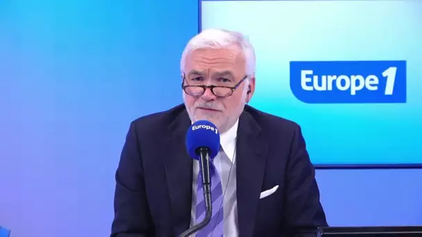 Hommage à Dominique Bernard, professeur tué vendredi dans une attaque islamiste à Arras, minute d…