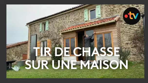 Tirs de fusil de chasse sur une maison à Fenioux