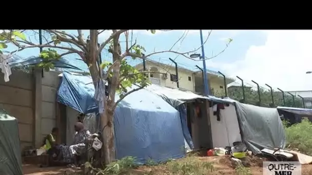 Mayotte : Philippe Vigier visite le premier camp de migrants de l'île, source de tensions