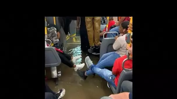 Difficile de rester au sec dans un bus qui prend l&#039;eau !