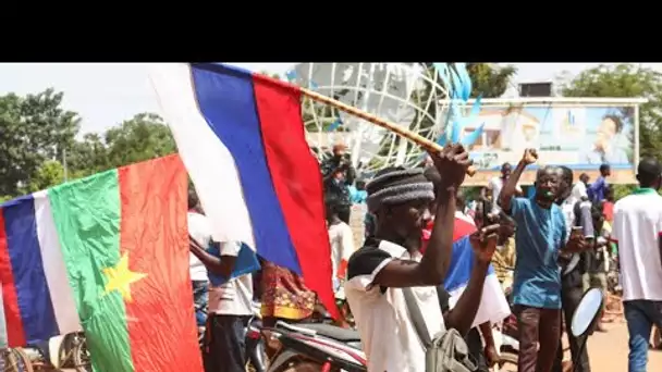 Burkina Faso : des dizaines de manifestants à Ouagadougou contre la Cédéao et la France • FRANCE 24