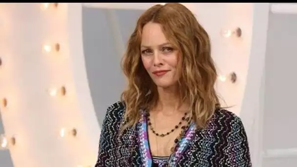 Vanessa Paradis entièrement nue sous sa veste en poils, effet provocateur garanti !