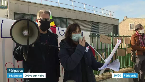 Grève et manifestation des enseignants à Périgueux contre la gestion de la pandémie