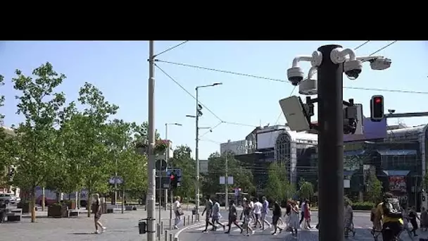 Caméras intelligentes à Belgrade : les citoyens sont-ils suivis à la trace ?