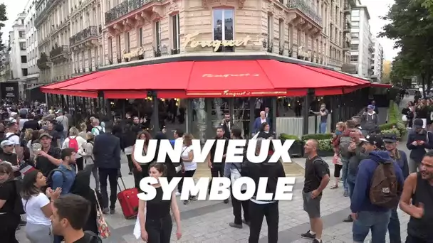 Des gilets jaunes manifestent devant le Fouquet's pour sa réouverture