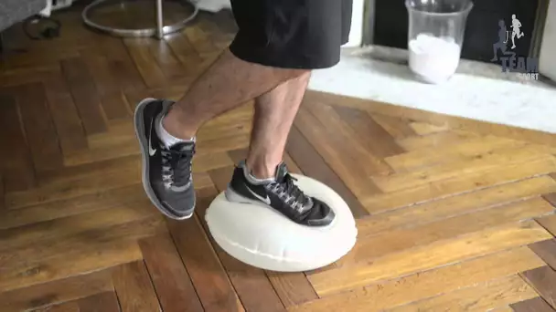 Equilibre sur un pied avec développé nuque sur un coussin