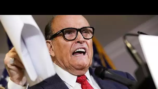 Accusations de fraude, imitation, complotisme : la surréaliste conférence de presse de Rudy Giuliani