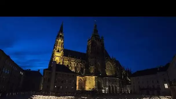 Prague : 30 000 bougies en hommage aux victimes du Covid-19
