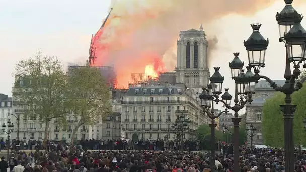 Le jour se lève sur Notre-Dame mutilée