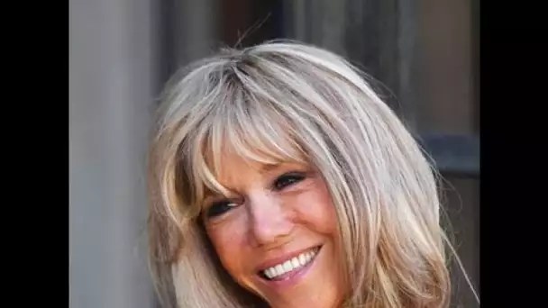 PHOTO – Brigitte Macron dégaine le look jean baskets pour la fin du G7… Et on...