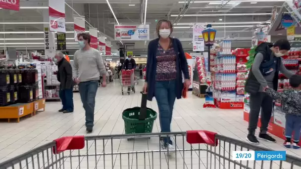 Du monde dans les supermarchés de Périgueux avant le reconfinement