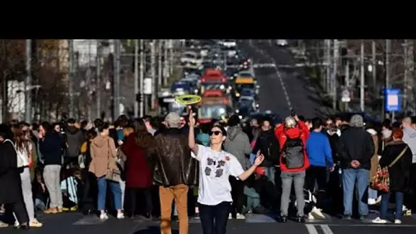 Serbie : blocage d'une rue à Belgrade contre la fraude électorale présumée