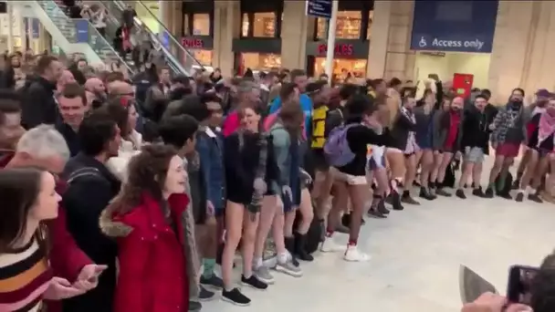 Londres: une chorégraphie collective dans le métro pour la journée sans pantalon