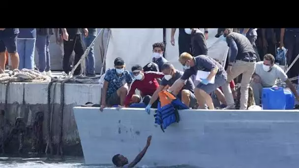 Arrivée massive de migrants sur l'île italienne de Lampedusa