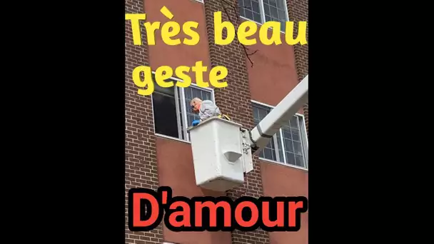 L’homme de 88 ans utilise un camion nacelle pour voir sa femme confinée en maison de retraite