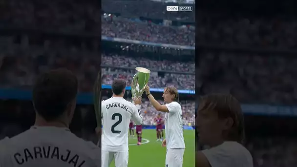 🤩🏆 Le Real Madrid offre sa Supercoupe d'Europe aux supporters du Santiago Bernabéu ! #shorts