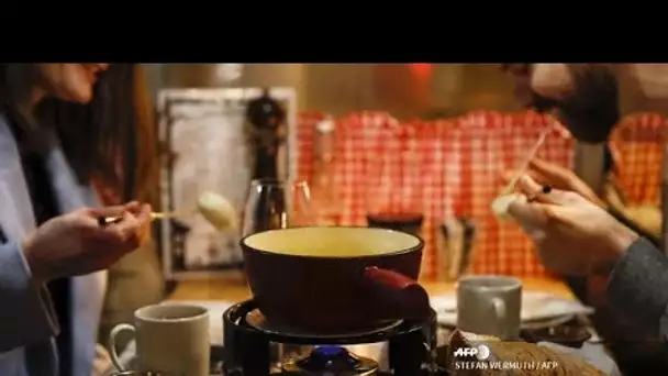 Fondue et Covid-19 sont-ils compatibles ? La question fait rage en Suisse