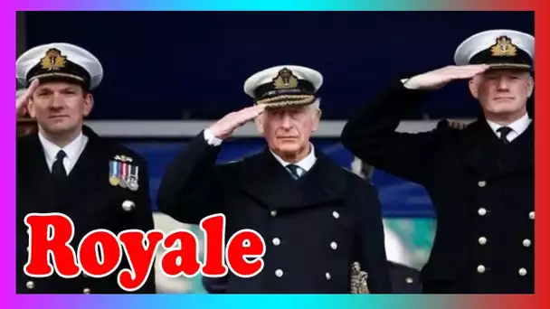 Le prince Charles salue le p@ssé de famille Navy lors d'une visite au Britannia Royal Naval College