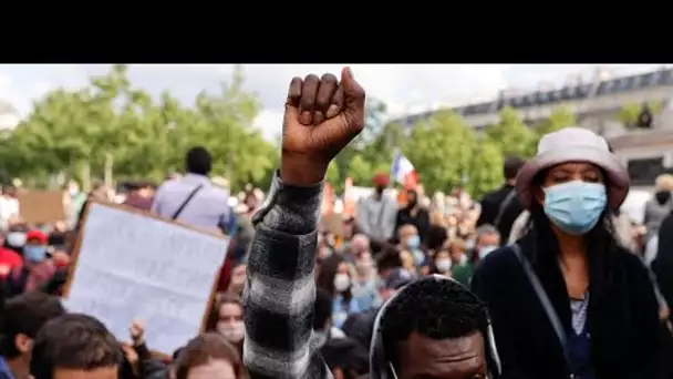 Funérailles de George Floyd : à Paris, l'hommage des manifestants genou à terre