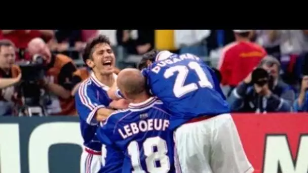 PHOTO Bixente Lizarazu pose avec Zinedine Zidane et d'anciens champions du monde 98,...