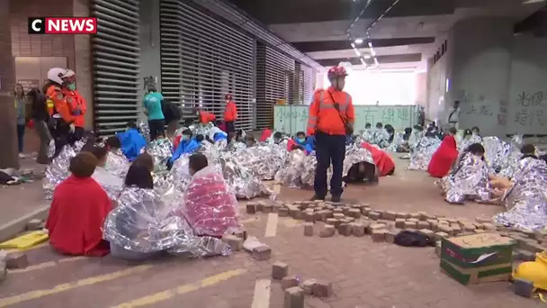 Hong Kong : l'université toujours occupée face aux forces de l'ordre