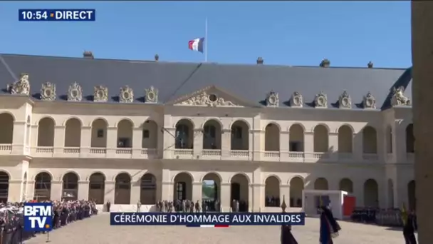 Hommage rendu aux soldats morts au Burkina Faso: Emmanuel Macron arrive dans la cour des Invalides