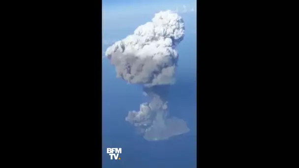 Ces images aériennes montrent l'immense colonne de fumée qui s'échappe du volcan Stromboli