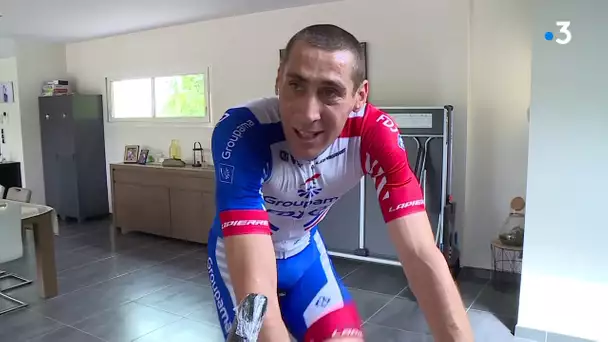 Le cycliste béarnais Matthieu Ladagnous en entraînement confiné dans son salon