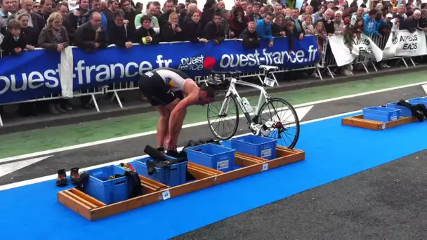 Les garçons à leur tour sortent de l&#039;eau pour le vélo