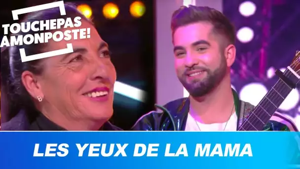 Kendji chante "Les yeux de la mama" face à sa mère