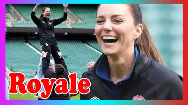 Kate éclate en hystérie alors que les joueurs de rugby anglais soulèvent