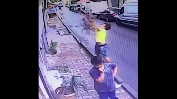 Ce jeune homme sauve in extremis une petite fille tombée du 2e étage de son immeuble à Istanbul