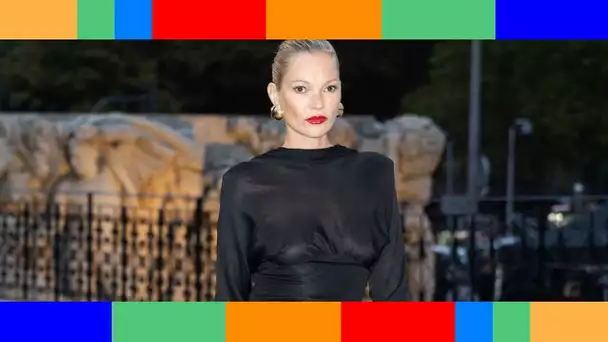 Kate Moss sublime : sans soutien-gorge, elle ose la transparence en mini-robe noire au défilé Yves S