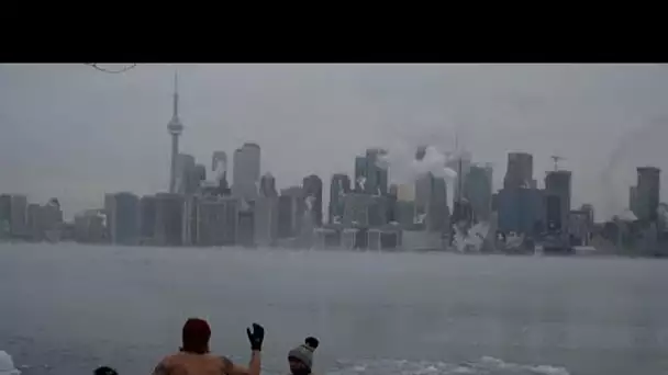 Une baignade dans les eaux glacées du Lac Ontario à Toronto