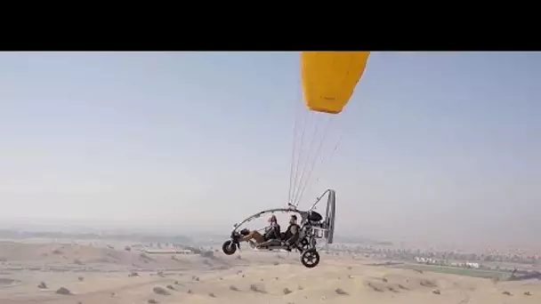 Le désert de Dubaï vu du ciel à bord d'un paramoteur