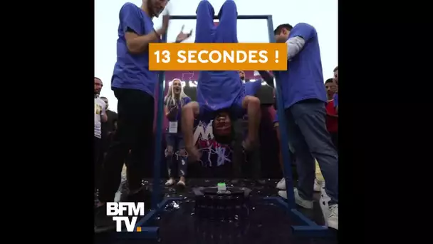 En à peine 13 secondes, il résout un Rubik's Cube la tête à l’envers… et décroche un nouveau record