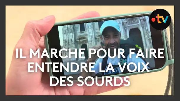 Il marche pour faire entendre la voix des sourds