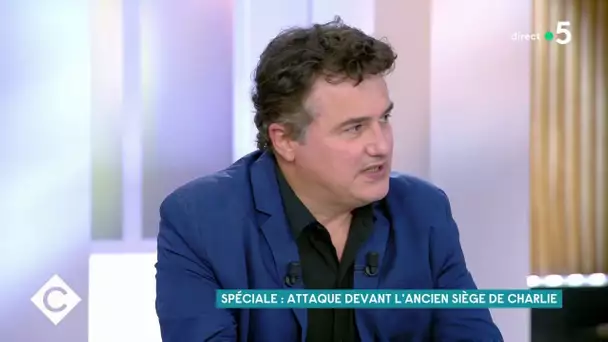 Attaque devant l'ancien siège de Charlie : Patrick Pelloux réagit - C à Vous - 25/09/2020