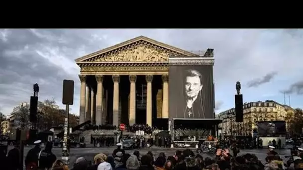 Un an après, les fans de Johnny lui rendent hommage à La Madeleine