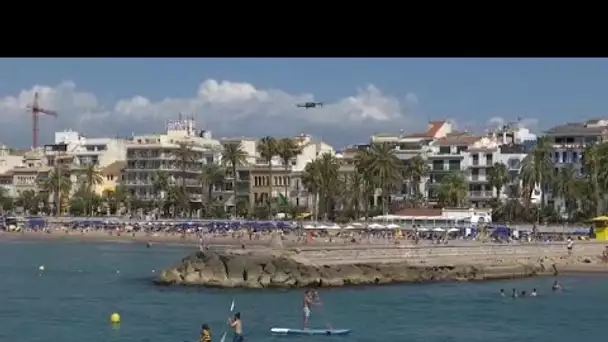 Un été avec le Covid-19 : à Sitges, des drones pour surveiller les plages