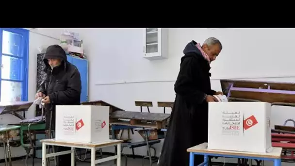 Abstention record aux législatives en Tunisie : l'opposition appelle à l'union contre Kaïs Saied