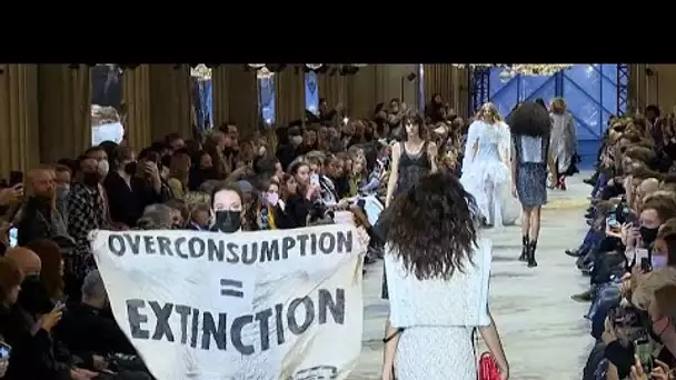 Des militants pour le climat s'invitent au défilé Louis Vuitton à Paris