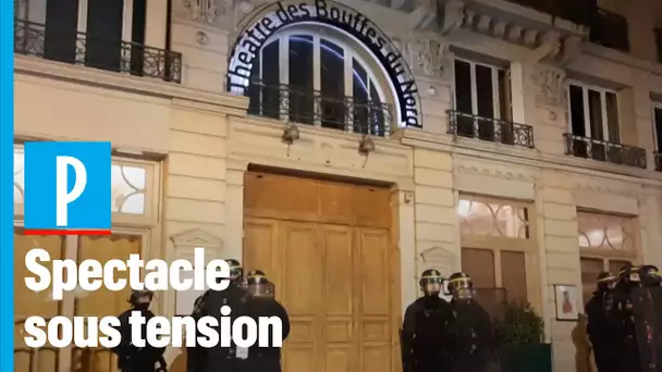 Manifestation anti-Macron devant un théâtre parisien