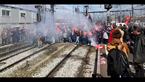 Réforme des retraites : les cheminots envahissent les voies de la gare Toulouse Matabiau