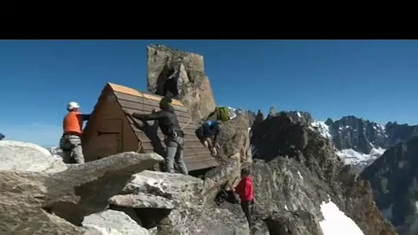 Dans les Alpes, un bivouac accroché aux cimes