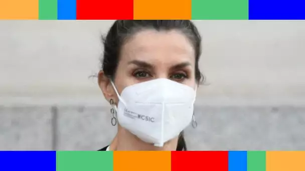 Letizia d'Espagne  la reine recycle un magnifique chemisier blanc pour les 70 ans de l'ASALE